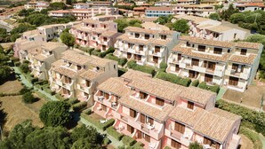 Un quartier résidentiel composé d’immeubles à plusieurs étages, de balcons et d’espaces verts.