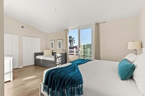 5 habitaciones, tabla de planchar con plancha, wifi y ropa de cama