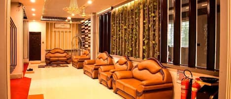 Coin salon dans le hall