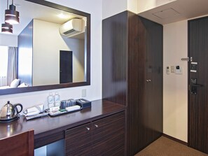 Business Room | Wardrobe - WONZ HOTEL Shinsaibashi Namba (Osaka)
