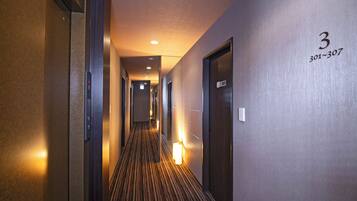 经典客房, 1 间卧室 | 1 多间卧室、遮光窗帘、免费 WiFi、床单