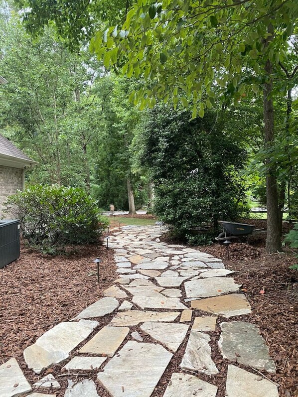 Property grounds - Tranquility Retreat - Serene Setting (Greensboro)