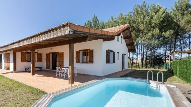 A two-story house with a swimming pool, wooden shutters, and a patio area. - Belle Maison Landaise Prés des Plages (Tosse)