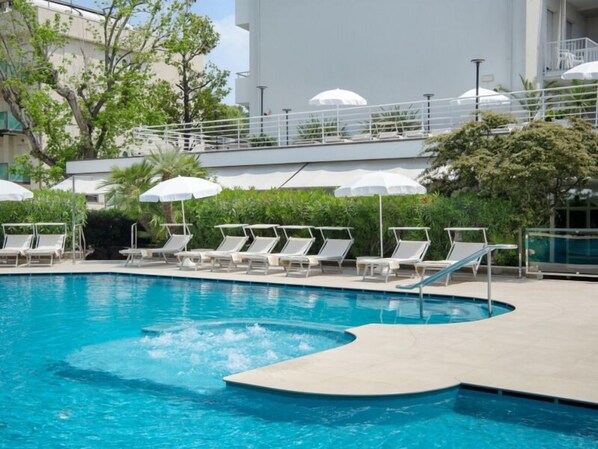 Piscina externa sazonal