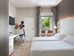 Quarto família, sacada | Edredons de pluma, cofres nos quartos, escrivaninha, cortinas blackout