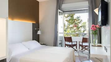 Donsdekens, een kluis op de kamer, een bureau, verduisterende gordijnen