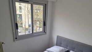A bedroom with a bed, a window, and a radiator. - À Louer Dans le Centre de Boulogne-billancourt à 10 mn en bus de Paris16éme (Boulogne-Billancourt)
