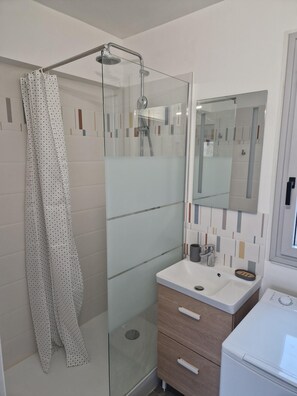 Douche, serviettes fournies, savon, papier toilette