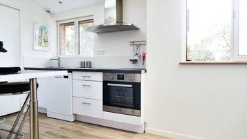 Een koelkast, een oven, een koffiezetapparaat/waterkoker, een waterkoker