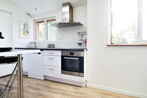 Frigorífico, horno, cafetera o tetera y hervidor eléctrico