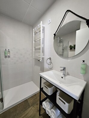 Sèche-cheveux, serviettes fournies, savon, shampoing