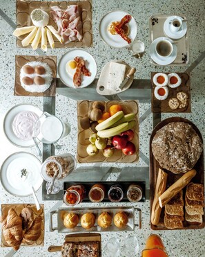 A breakfast buffet with various food items and beverages. - Tenuta Moncarlino (Morsasco)