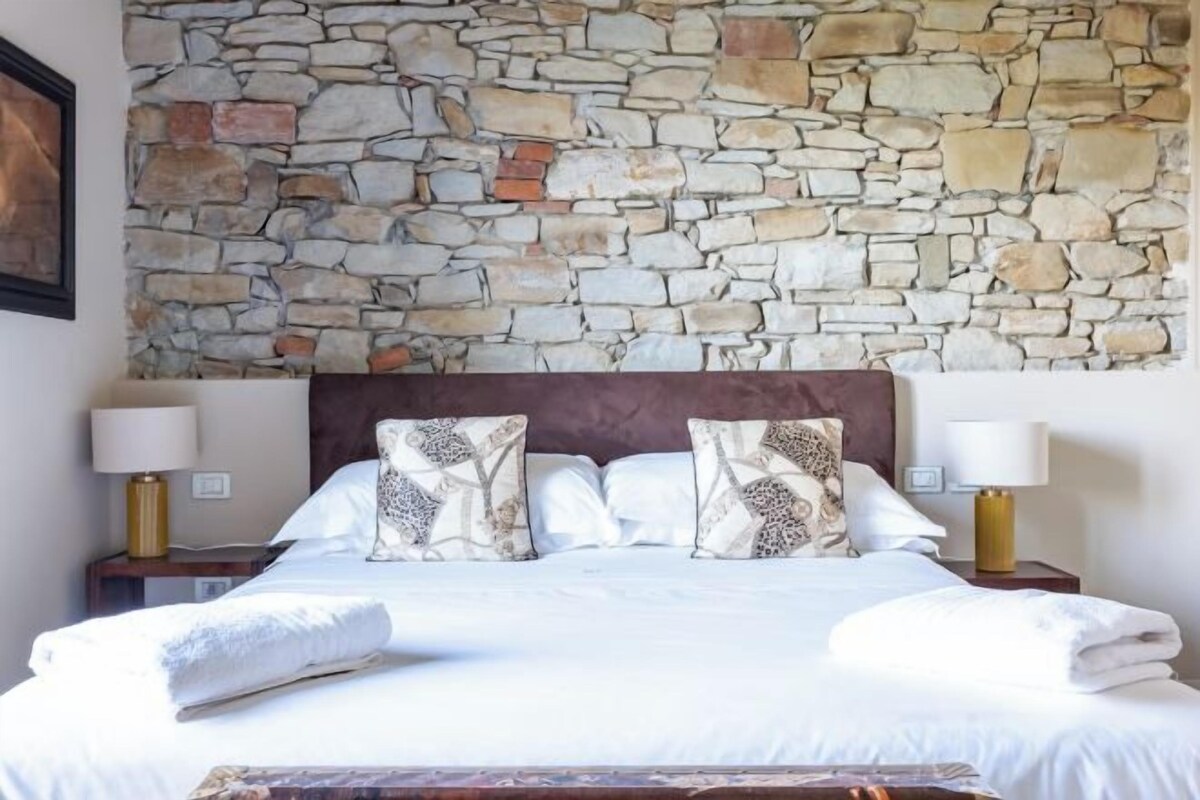 Premium bedding, down comforters, in-room safe, blackout drapes