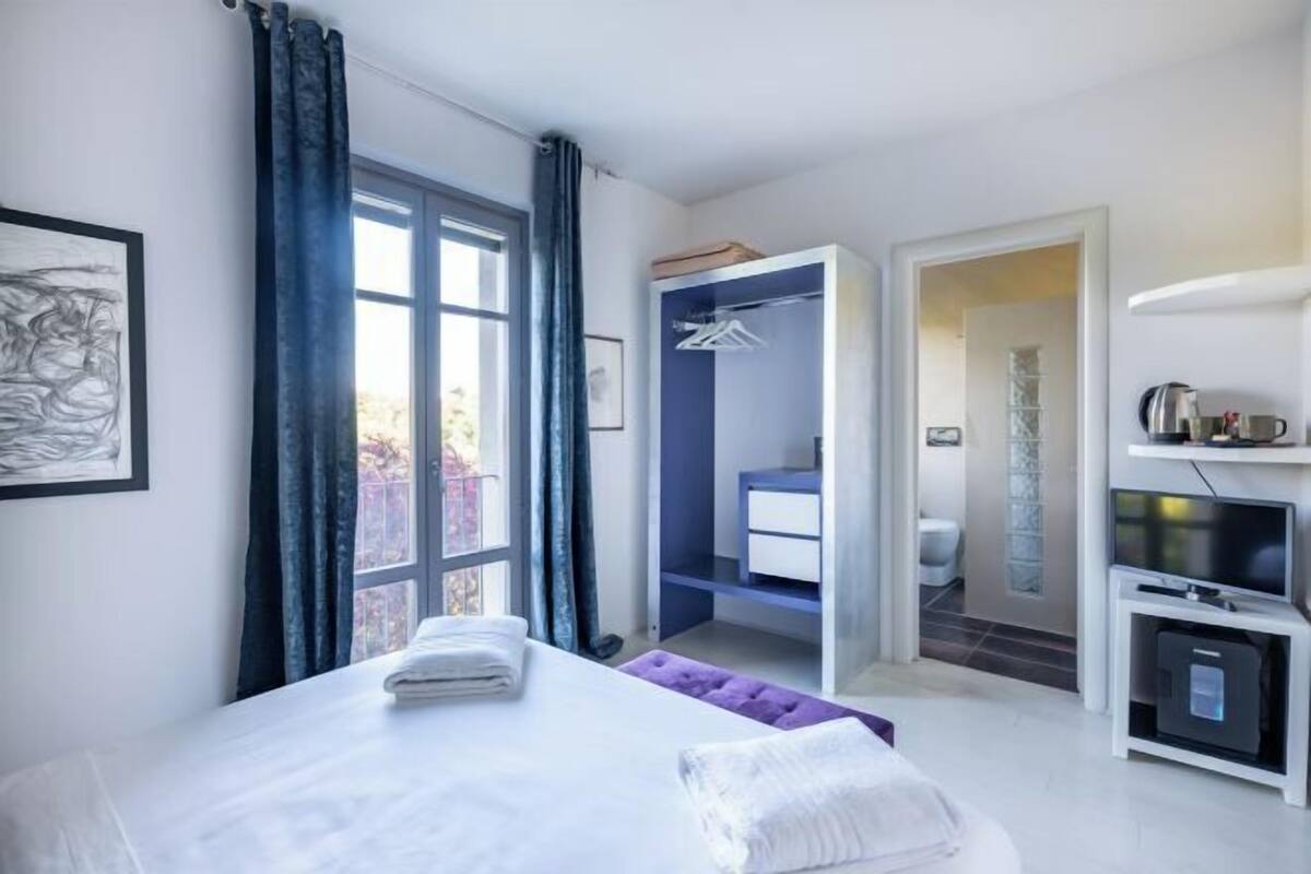 Premium bedding, down comforters, in-room safe, blackout drapes