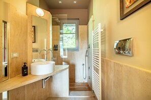 Luxury Double Room, Pool View | Bathroom - Tenuta Moncarlino (Morsasco)