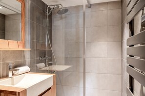 Ducha, secador de pelo, toallas y papel higiénico