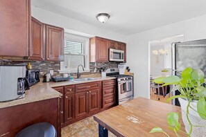 Een koelkast, een microgolfoven, een oven, een kookplaat