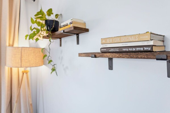 Una estantería con libros y una lámpara.