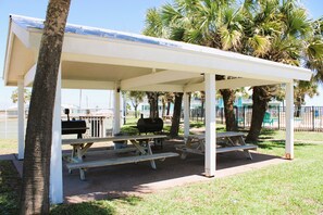 Outdoor dining - Condo located at Bayfront (Rockport)