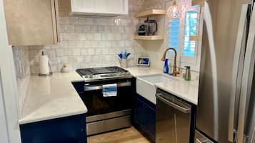 JÀÀkaappi, mikroaaltouuni, uuni, liesi