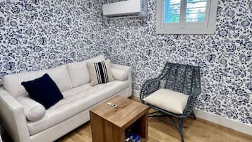 Älytelevisio, takka, musiikkikirjasto, videokirjasto