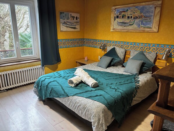 2 chambres, bureau, fer et planche à repasser, lit parapluie