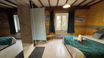 2 chambres, bureau, fer et planche Ă repasser, lit parapluie