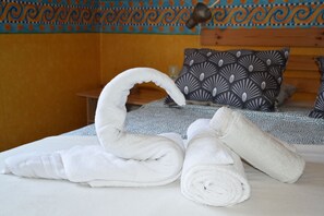 2 makuuhuonetta, työpöytä, silitysrauta/-lauta, vauvan matkasänky