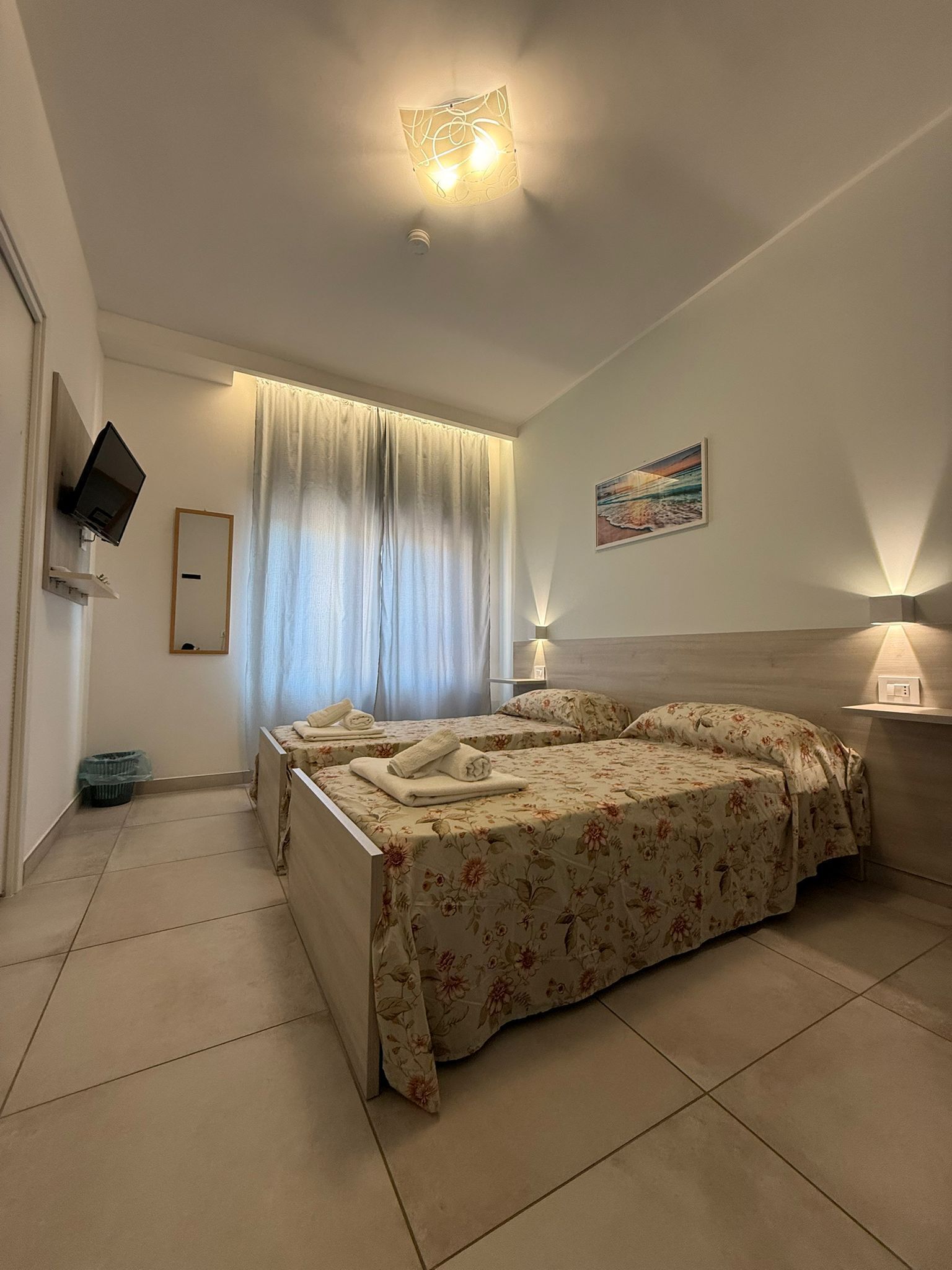 Habitación superior | Minibar, caja fuerte, escritorio y espacio para trabajar con un portátil