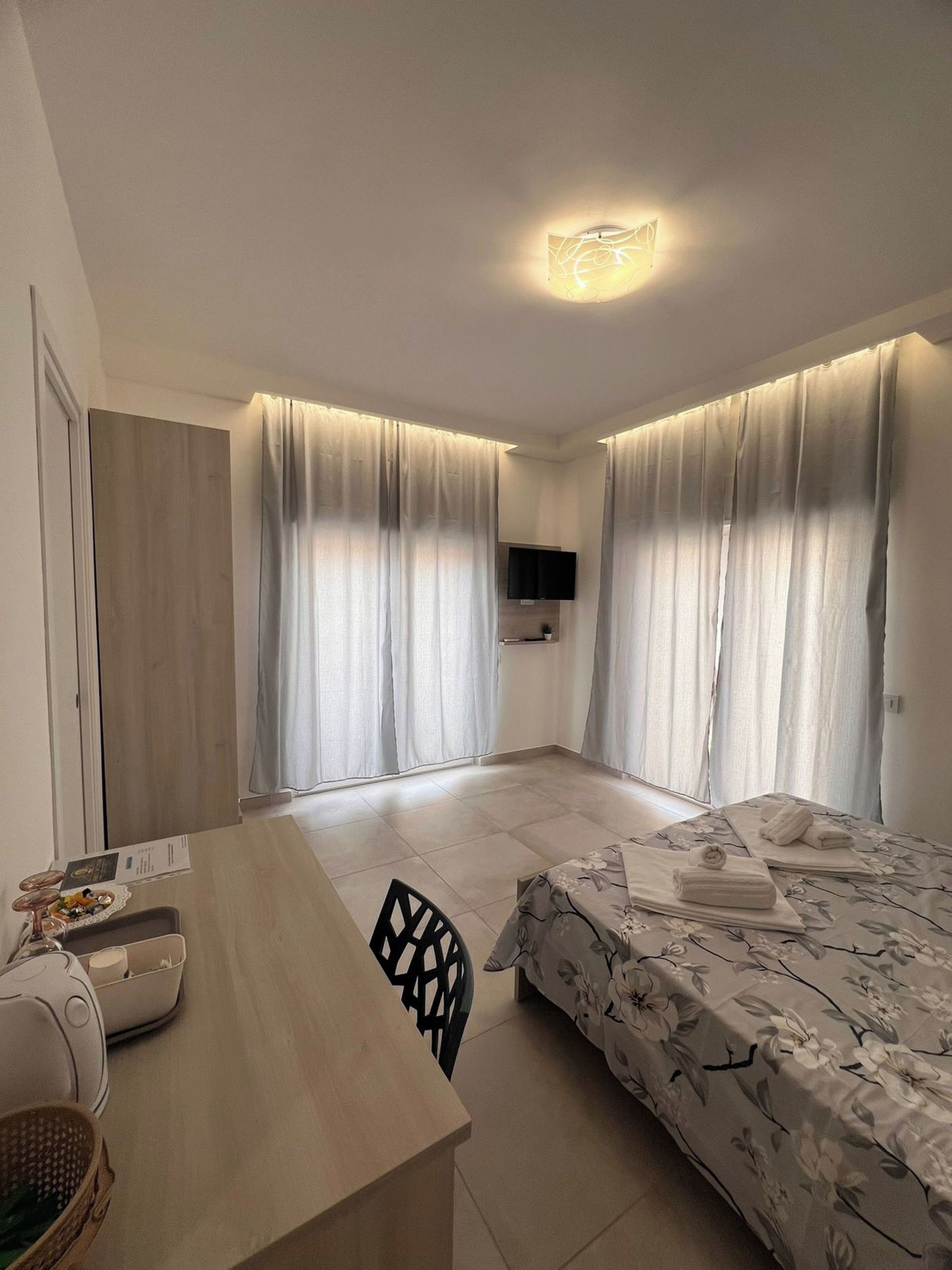 Deluxe-Zimmer, Meerblick | Minibar, Zimmersafe, Schreibtisch, laptopgeeigneter Arbeitsplatz