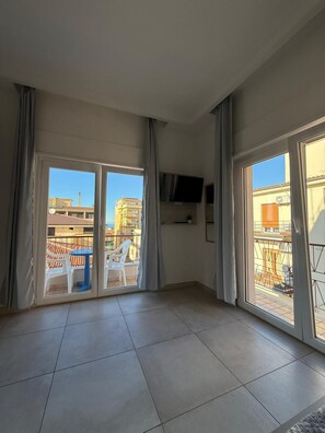 Minibar, caja de seguridad en la habitación y escritorio 
