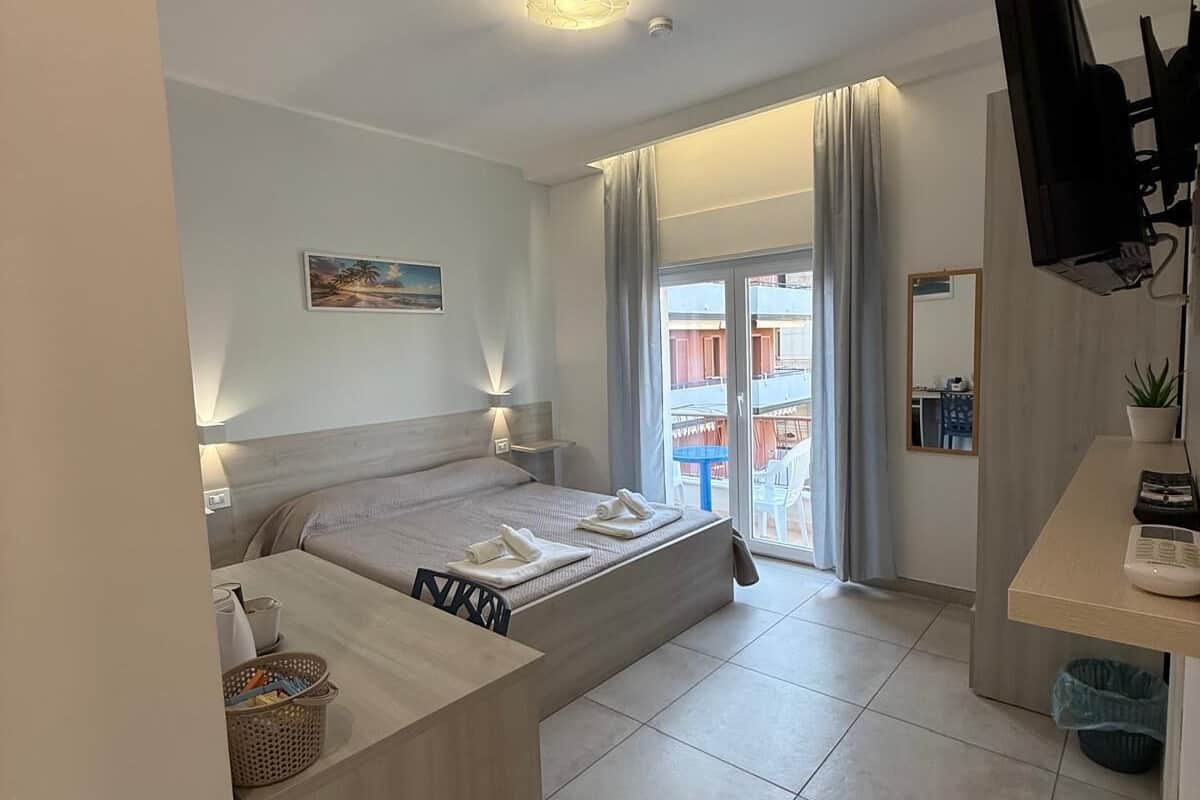 Standard Room | Minibar, in-room safe, desk, laptop workspace