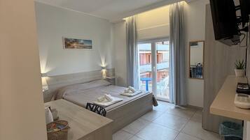 Minibar, caja de seguridad en la habitación y escritorio