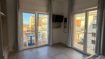 Camera Deluxe, vista mare | Minibar, una cassaforte in camera, una scrivania, postazione laptop