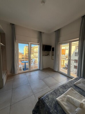 Minibar, caja de seguridad en la habitación y escritorio 