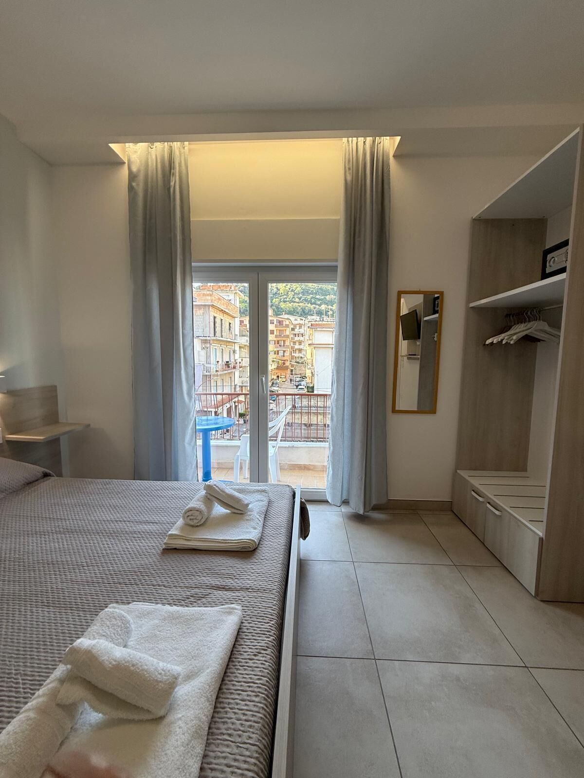 ห้องสแตนดาร์ด | มินิบาร์, ตู้นิรภัยในห้องพัก, โต๊ะทำงาน, พื้นที่ทำงานแบบใช้แล็ปท็อป