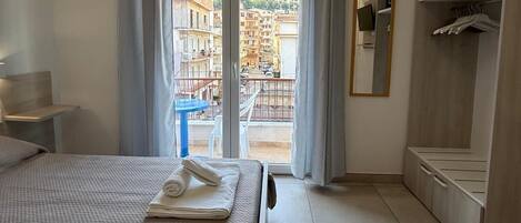 Standardværelse | Minibar, pengeskab på værelset, skrivebord