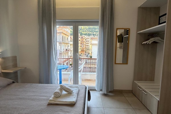 Minibar, caja de seguridad en la habitación y escritorio