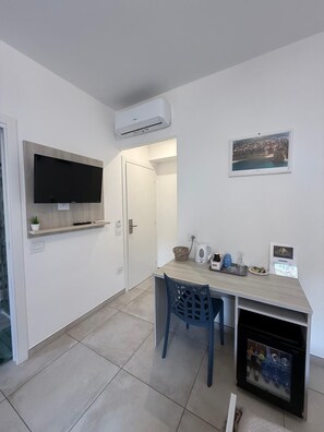 Standaard kamer | Een minibar, een kluis op de kamer, een bureau, een laptopwerkplek