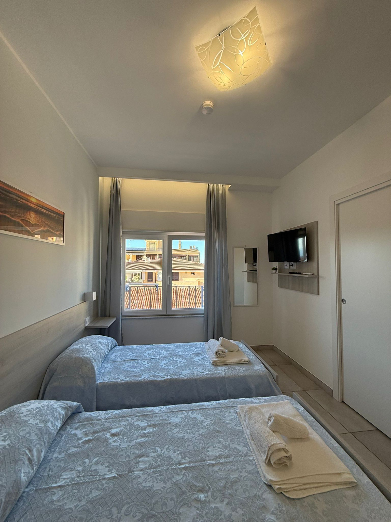 Habitación económica con 1 cama doble o 2 individuales, vistas al mar | Minibar, caja fuerte, escritorio y espacio para trabajar con un portátil