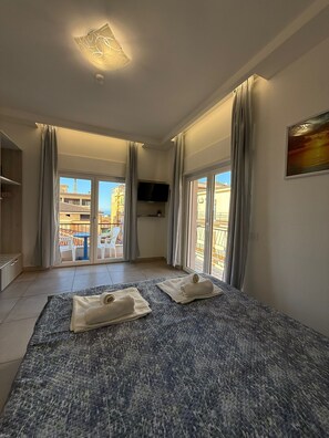 Deluxe Room, Sea View | Minibar, in-room safe, desk, laptop workspace - Porta sul mare (Tropea)