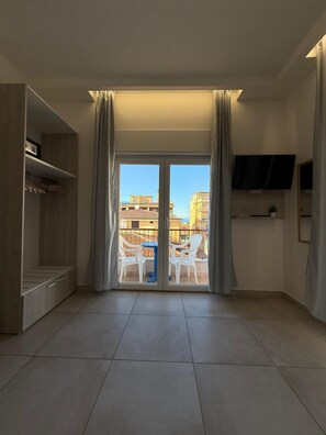 Habitación Deluxe, vista al mar | Minibar, caja de seguridad en la habitación y escritorio 