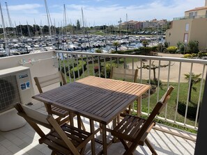 Outdoor dining - Joli Studio Cabine Avec Balcon, Climatisé, et vu sur le Port (Agde)
