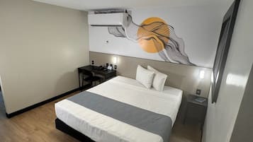 Habitación Deluxe | Caja de seguridad en la habitación y escritorio