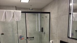 スタンダード トリプルルーム | バスルーム | シャワー、タオル、石鹸、トイレットペーパー
