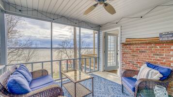 Una Smart TV, libros, una impresora