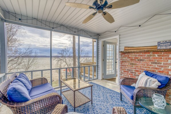 Smart TV, books, printers - Relax with the family at this beautiful lakefront cabin located on Wilson Lake. (Killen)