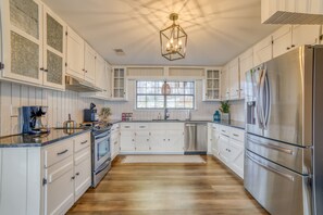 Fridge, microwave, oven, stovetop - Relax with the family at this beautiful lakefront cabin located on Wilson Lake. (Killen)