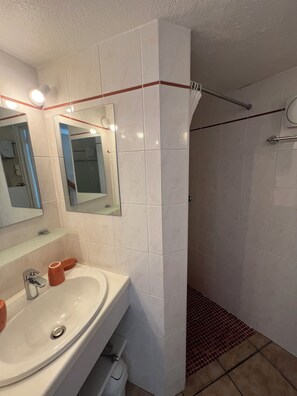 Hårtørrer, håndklæder, Sæbe, Toiletpapir