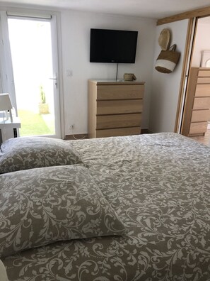 1 bedroom, iron/ironing board, WiFi, bed sheets - T2 - Rez de Jardin, Proche de la mer (Carqueiranne)